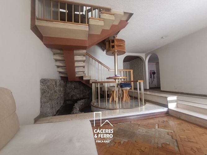 Casa de 5 alcobas en venta en Comuneros, Bogotá, 294 m² · foto 2 de 24