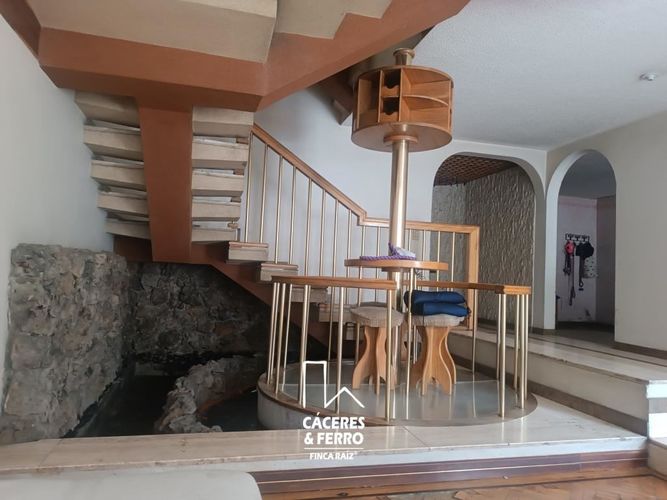 Casa de 5 alcobas en venta en Comuneros, Bogotá, 294 m² · foto 3 de 24