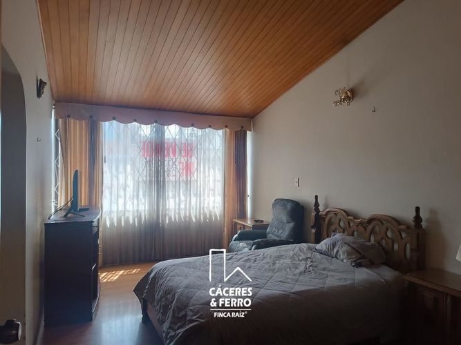 Casa de 5 alcobas en venta en Comuneros, Bogotá, 294 m² · foto 13 de 24