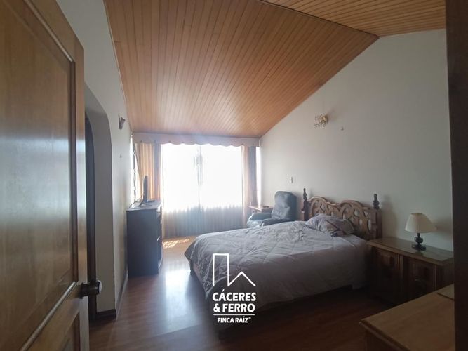 Casa de 5 alcobas en venta en Comuneros, Bogotá, 294 m² · foto 16 de 24