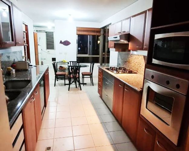 Apartamento de 3 alcobas en arriendo en El Poblado, Medellín, 280 m² · foto 6 de 15