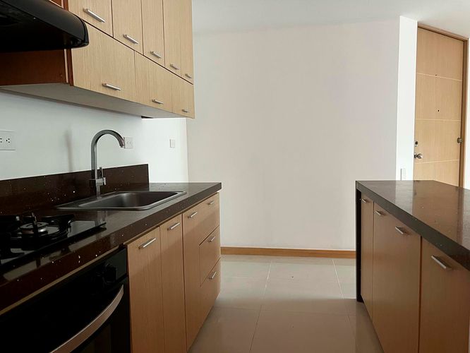 Apartamento de 3 alcobas en arriendo en Loma Del Esmeraldal, Envigado, 90 m² · foto 3 de 16