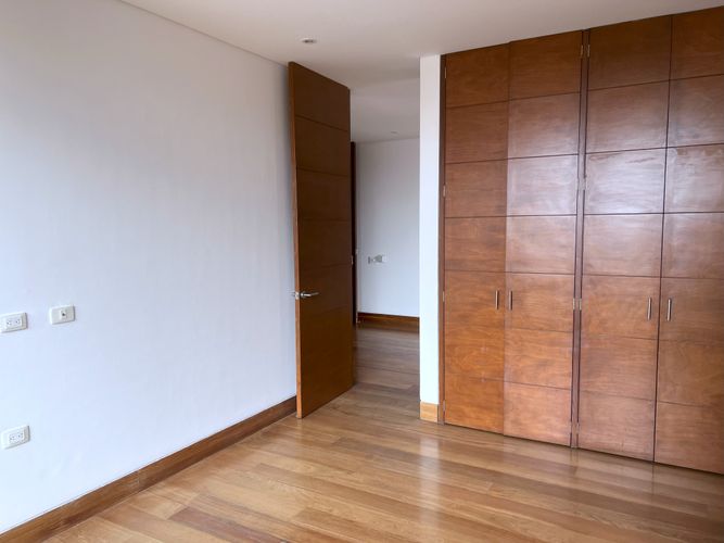 Apartamento de 4 alcobas en venta en Los Rosales, Bogotá, 375 m² · foto 2 de 24