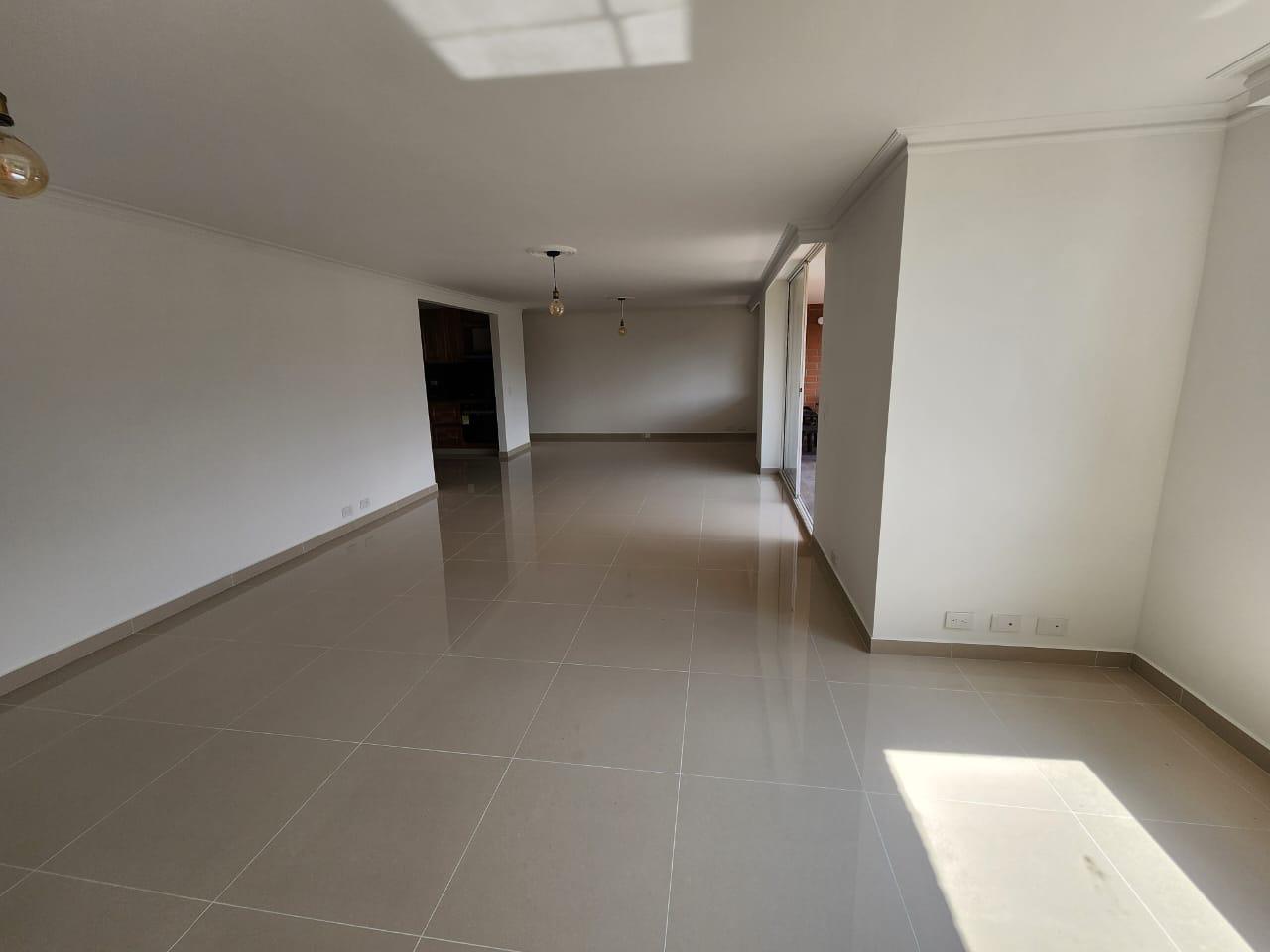 Apartamento en venta en Loma De Las Brujas, Envigado · foto 2 de 24