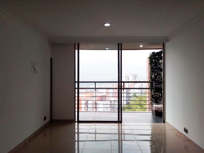 Apartamento de 2 alcobas en arriendo en Castropol, Medellín, 80 m² · foto 2 de 15