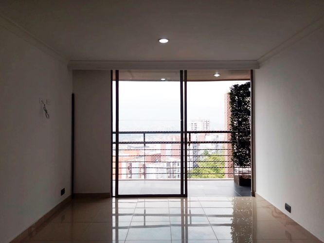 Apartamento de 2 alcobas en arriendo en Castropol, Medellín, 80 m² · foto 3 de 15