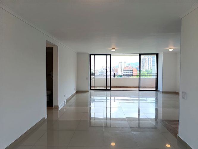 Apartamento de 3 alcobas en venta en El Poblado, Medellín, 133 m² · foto 1 de 17