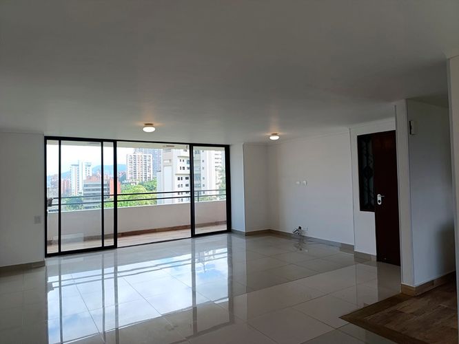 Apartamento de 3 alcobas en venta en El Poblado, Medellín, 133 m² · foto 2 de 17