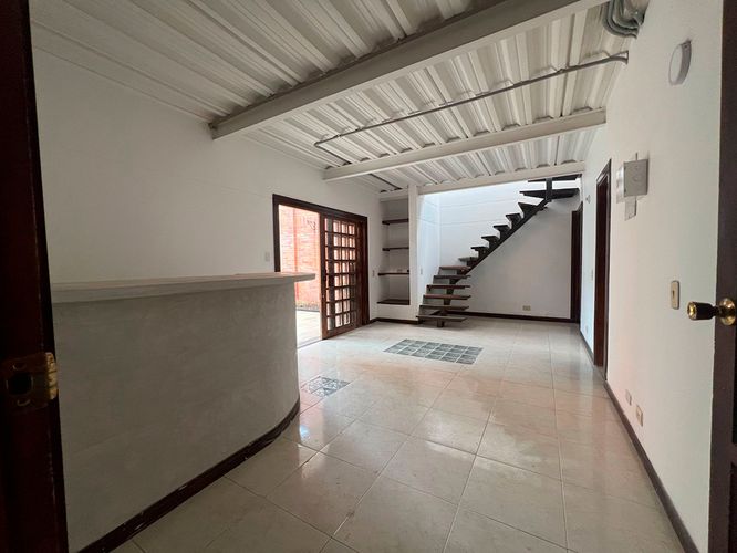 Apartamento de 3 alcobas en arriendo en El Poblado, Medellín, 220 m² · foto 2 de 18