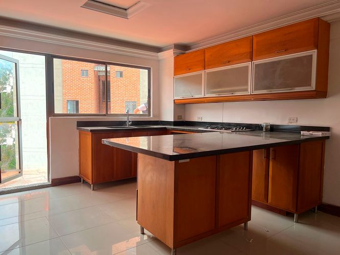 Apartamento de 3 alcobas en arriendo en El Poblado, Medellín, 220 m² · foto 6 de 18