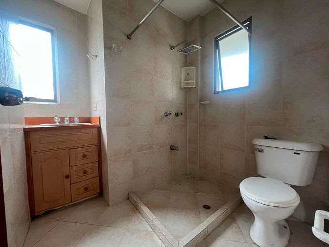 Apartamento de 3 alcobas en arriendo en El Poblado, Medellín, 220 m² · foto 14 de 18