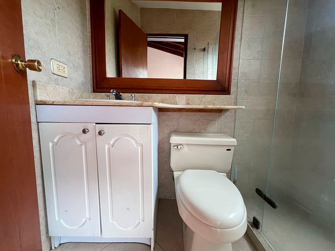 Apartamento de 3 alcobas en arriendo en El Poblado, Medellín, 220 m² · foto 15 de 18
