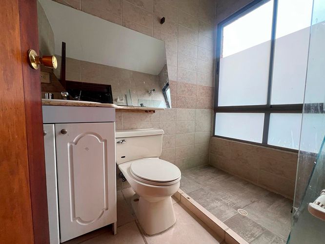 Apartamento de 3 alcobas en arriendo en El Poblado, Medellín, 220 m² · foto 16 de 18