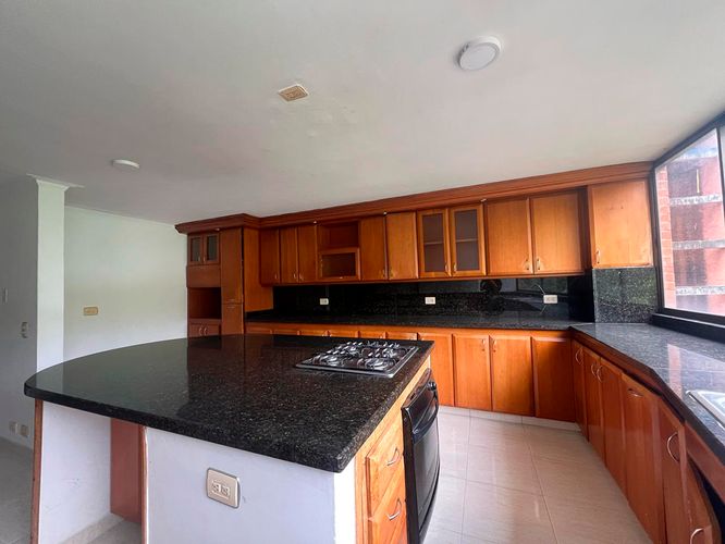Apartamento de 3 alcobas en arriendo en El Poblado, Medellín, 220 m² · foto 5 de 18