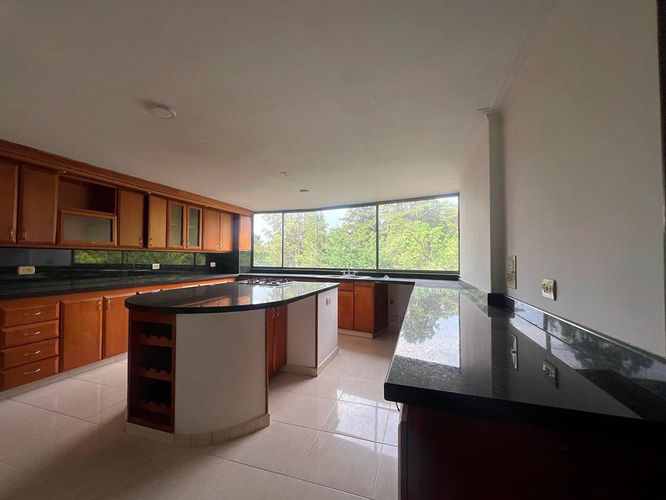 Apartamento de 3 alcobas en arriendo en El Poblado, Medellín, 220 m² · foto 6 de 18