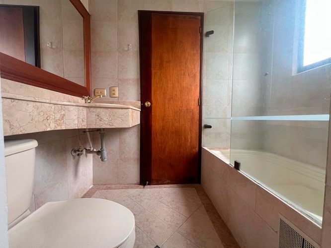 Apartamento de 3 alcobas en arriendo en El Poblado, Medellín, 220 m² · foto 16 de 18
