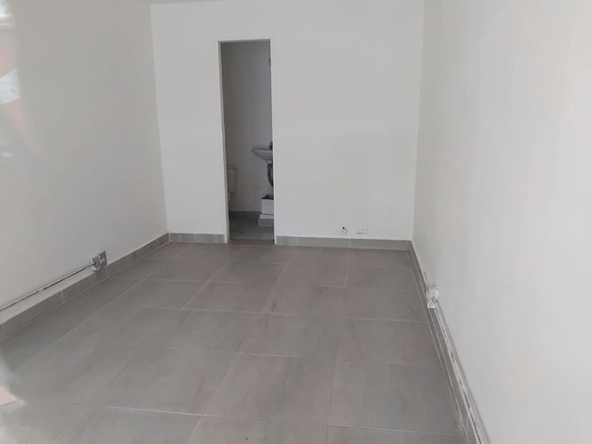 Local en arriendo en El Poblado, Medellín, 14 m² · foto 3 de 4