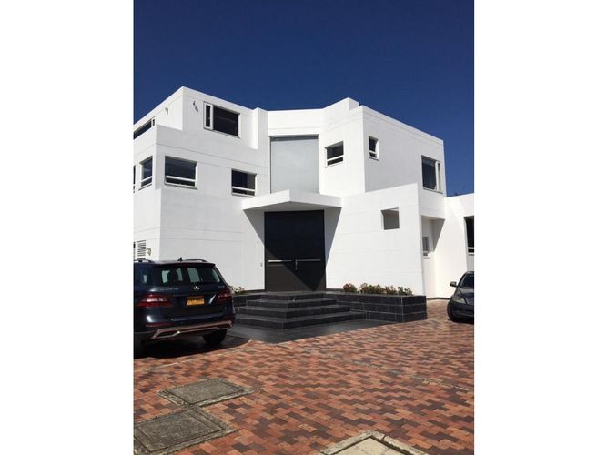 Casa de 5 alcobas en venta en Cundinamarca, Bogotá, 550 m² · foto 2 de 24