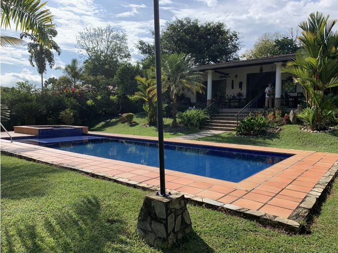 Casa de 4 alcobas en venta en Armenia, 330 m² · foto 2 de 24