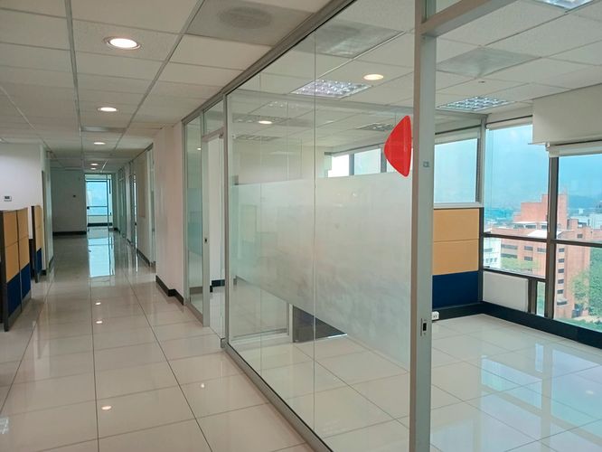 Oficina en arriendo en El Poblado, Medellín, 786 m² · foto 9 de 15