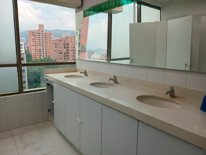 Oficina en arriendo en El Poblado, Medellín, 786 m² · foto 14 de 15