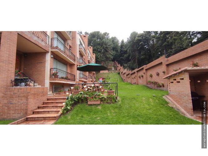 Casa de 4 alcobas en venta en Gratamira, Bogotá, 432 m² · foto 2 de 11