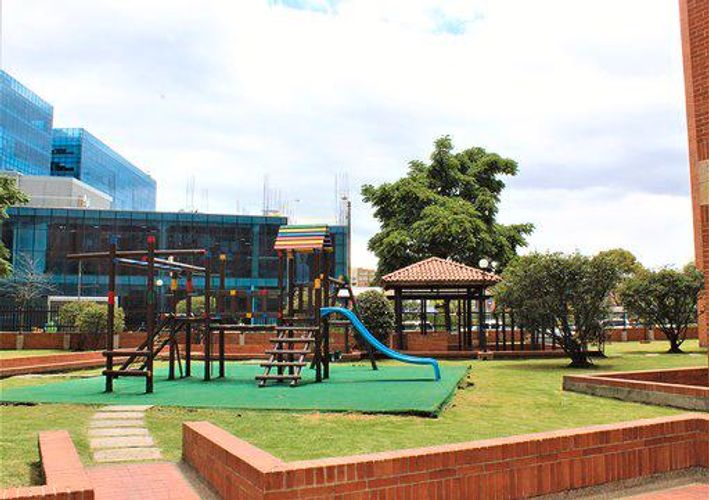 Apartamento de 4 alcobas en venta en Ciudad Salitre, Bogotá, 273 m² · foto 2 de 24