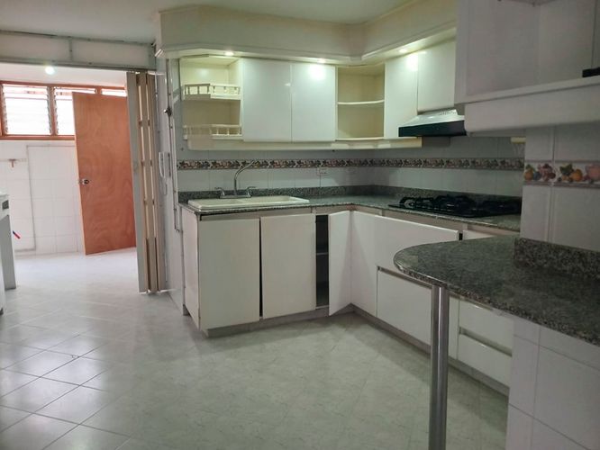 Apartamento de 3 alcobas en arriendo en El Poblado, Medellín, 136 m² · foto 3 de 17