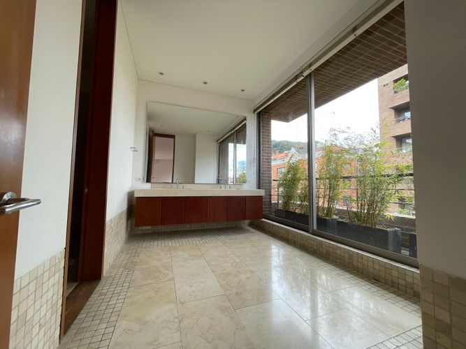 Apartamento de 3 alcobas en arriendo en Chicó Reservado, Bogotá, 316 m² · foto 8 de 19