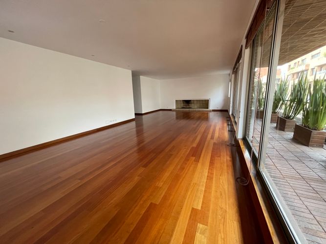 Apartamento de 3 alcobas en arriendo en Chicó Reservado, Bogotá, 316 m² · foto 2 de 19