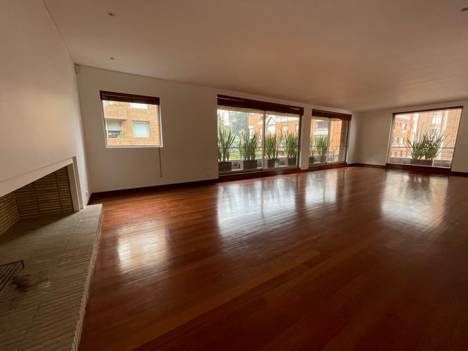 Apartamento de 3 alcobas en arriendo en Chicó Reservado, Bogotá, 316 m² · foto 3 de 19