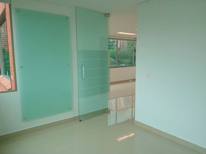 Oficina en arriendo en El Poblado, Medellín, 46 m² · foto 2 de 9
