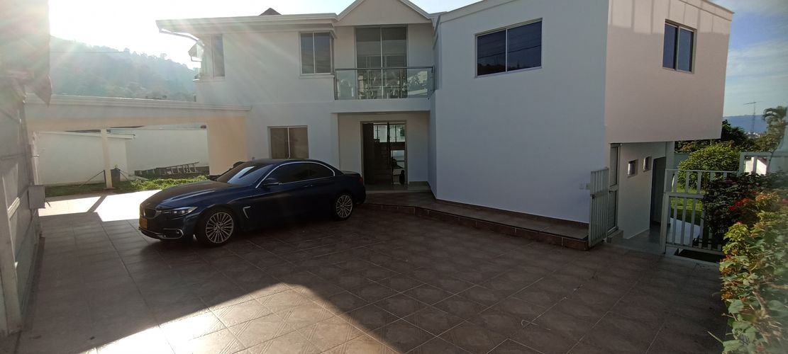 Casa de 6 alcobas en venta en Lagos Del Cacique, Bucaramanga, 1000 m² · foto 2 de 24