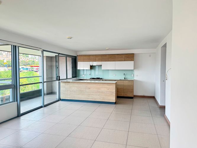Apartamento de 2 alcobas en arriendo en El Poblado, Medellín, 94 m² · foto 3 de 14