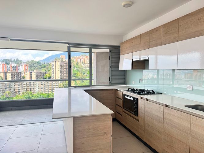 Apartamento de 2 alcobas en arriendo en El Poblado, Medellín, 94 m² · foto 4 de 14