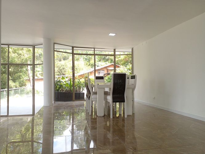 Casa de 4 alcobas en arriendo en El Poblado, Medellín, 400 m² · foto 4 de 19