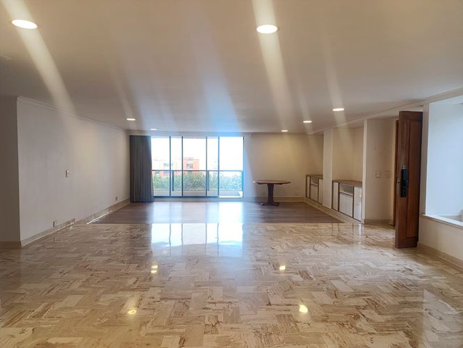Apartamento de 4 alcobas en arriendo en El Poblado, Medellín, 437 m² · foto 2 de 20