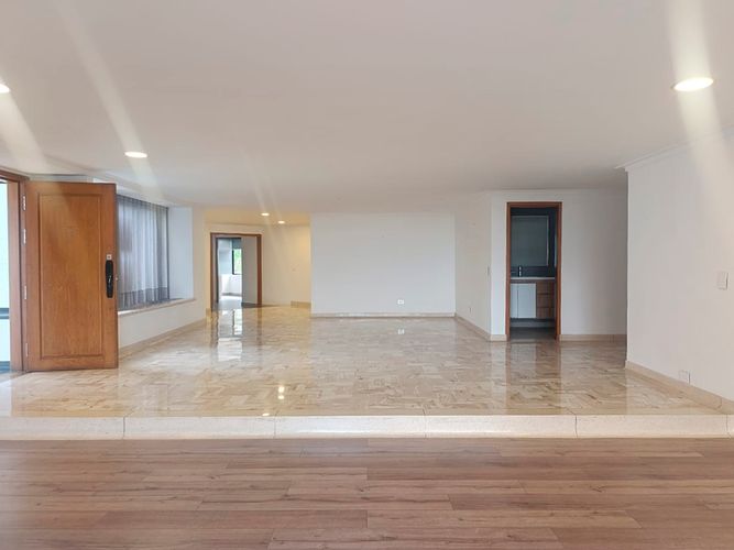Apartamento de 4 alcobas en arriendo en El Poblado, Medellín, 437 m² · foto 3 de 20