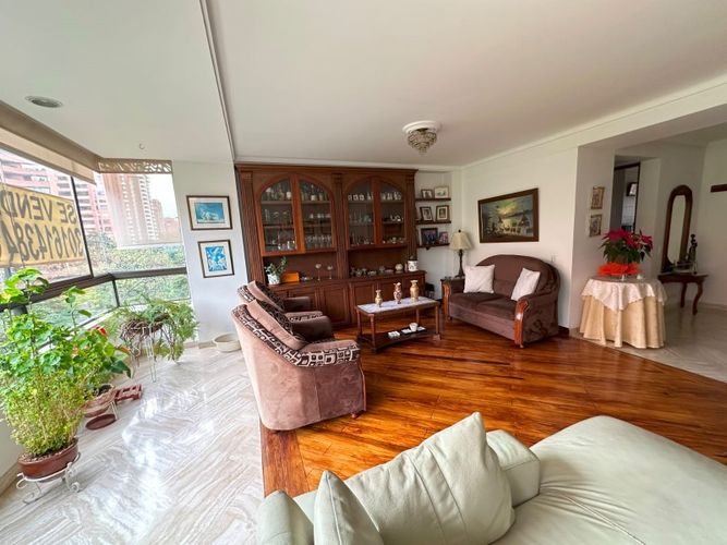 Apartamento en venta en El Poblado, Medellín · foto 2 de 23