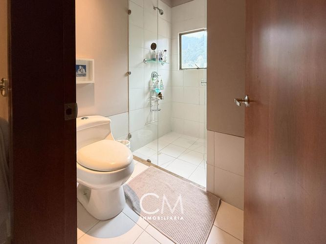 Apartamento de 3 alcobas en arriendo en Los Rosales, Bogotá, 248 m² · foto 13 de 24