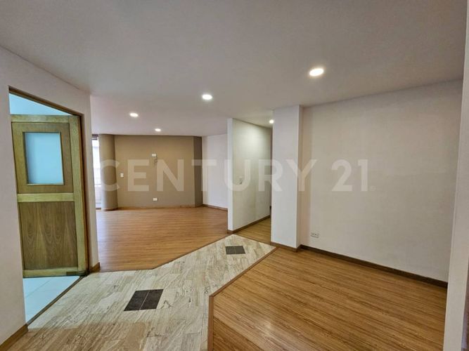 Apartamento de 4 alcobas en venta en Santa Barbara Central, Bogotá, 104 m² · foto 2 de 24