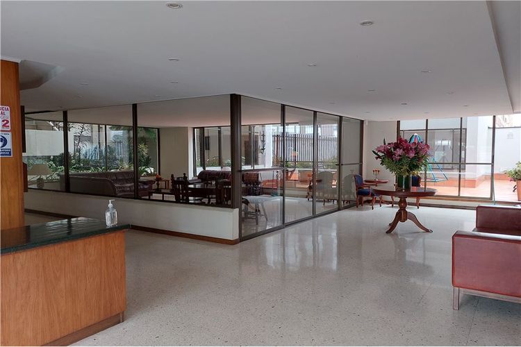 Apartamento de 3 alcobas en venta en Santa Barbara Central, Bogotá, 138 m² · foto 2 de 20