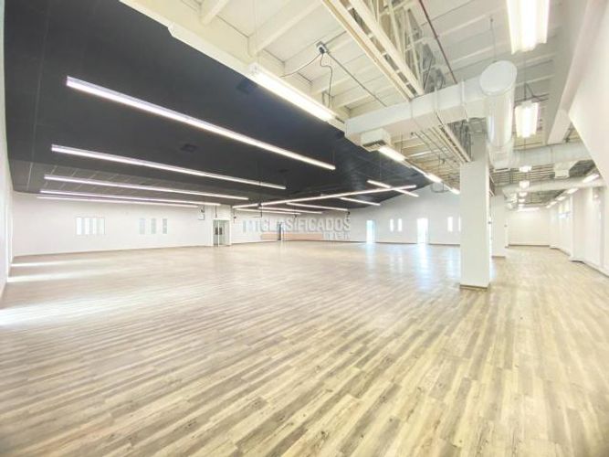 Oficina en arriendo en Menga, Cali, 1574 m² · foto 2 de 24