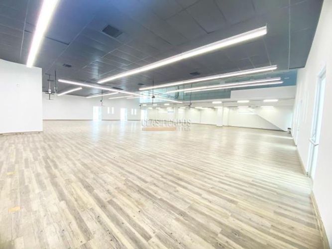 Oficina en arriendo en Menga, Cali, 1574 m² · foto 13 de 24