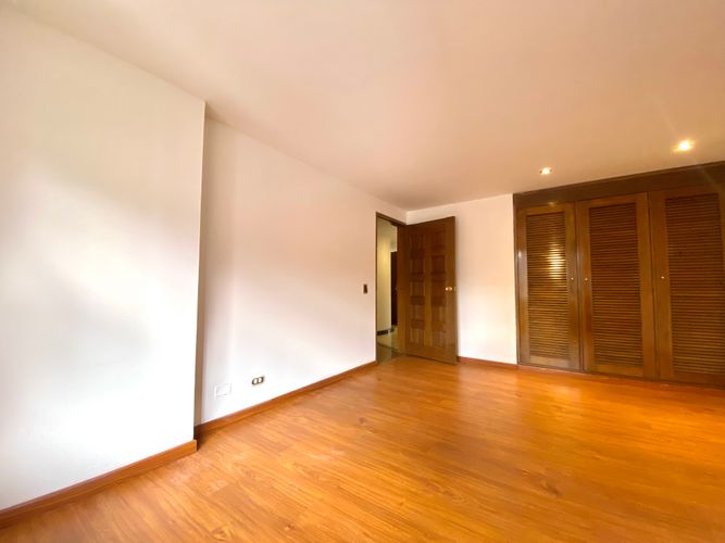 Apartamento de 3 alcobas en venta en Los Rosales, Bogotá, 200 m² · foto 15 de 23
