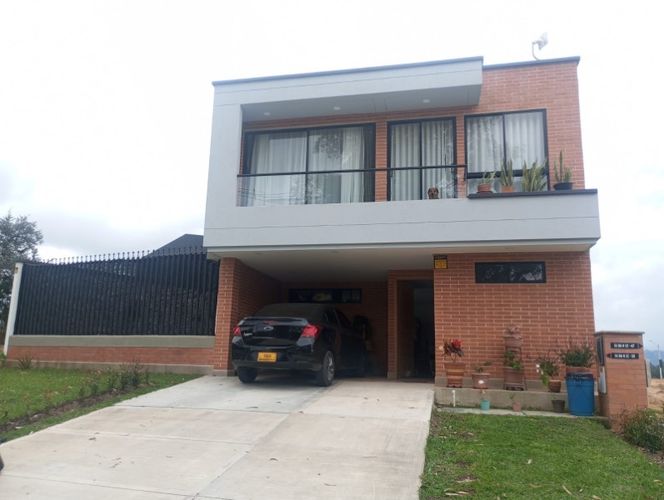 Casa de 4 alcobas en venta en Fontibon, Rionegro, 220 m² · foto 2 de 24