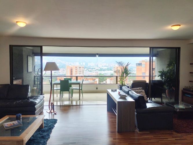 Apartamento de 3 alcobas en venta en El Poblado, Medellín, 208 m² · foto 1 de 19