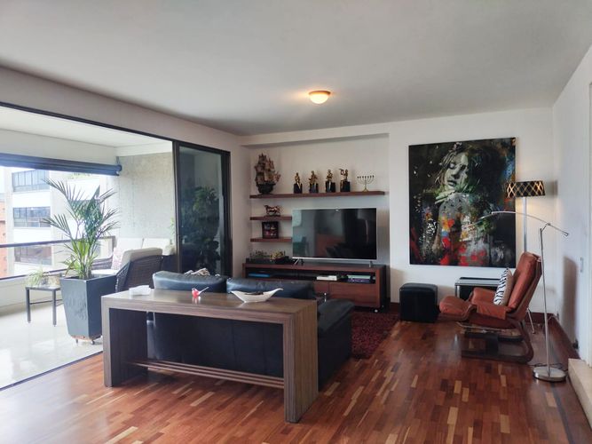 Apartamento de 3 alcobas en venta en El Poblado, Medellín, 208 m² · foto 2 de 19