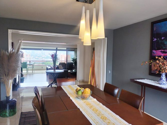 Apartamento de 3 alcobas en venta en El Poblado, Medellín, 208 m² · foto 5 de 19