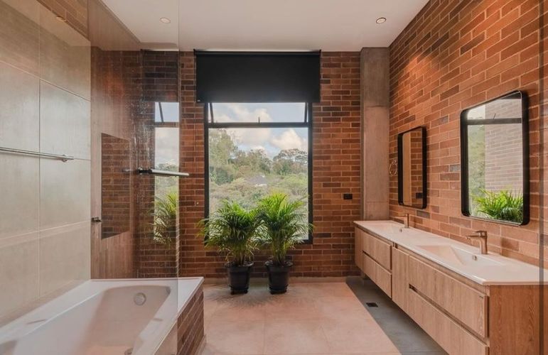 Casa de 4 alcobas en venta en Las Cometas, Envigado, 450 m² · foto 3 de 9